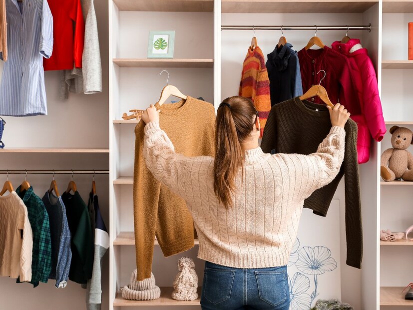 टिकाऊ आणि चांगल्या दर्जाचे कपडे निवडा : स्वस्त आणि कमी दर्जाच्या कपड्यांऐवजी थोडे महाग असले तरी, चांगले टिकणारे कपडे खरेदी करा. हे कपडे जास्त काळ वापरता येतात, ज्यामुळे कचरा कमी होतो. कपड्यांचे शिवण, फॅब्रिक आणि बटणे यांसारख्या गोष्टींची गुणवत्ता तपासा. कॉटन, लिनन, वूलन, सिल्क यांसारख्या नैसर्गिक धाग्यांपासून बनवलेले कपडे पर्यावरणासाठी चांगले असतात आणि ते जास्त टिकाऊ असतात.