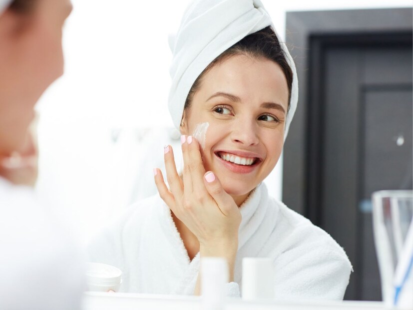 सनस्क्रीन लावा : बरेच लोक त्यांच्या स्किनकेअर रुटीनमधून सनस्क्रीन वगळतात, विशेषतः किशोरवयीन मुले. कारण ते तितके महत्त्वाचे वाटत नाही. पण प्रत्यक्षात, हे तुम्हाला आवश्यक असलेल्या सर्वात महत्त्वाच्या उत्पादनांपैकी एक आहे. त्यामुळे घराबाहेर पडताना नेहमी सनस्क्रीन लावा. हे तुमच्या त्वचेचे सनबर्न, अकाली वृद्धत्व आणि अति निर्जलीकरण यापासून संरक्षण करते. तसेच, किमान 7 टक्के झिंक ऑक्साईड आणि SPF 30 (किंवा त्याहून अधिक) असलेले सनस्क्रीन वापरा.