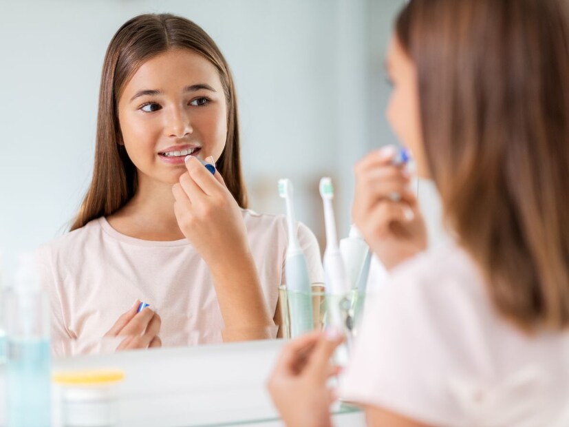 लिप बाम : तुमच्या ओठांना पोषण देण्यासाठी लिप बाम तितकेच आवश्यक आहे. तुमच्या ओठांना अतिरिक्त काळजीची गरज असते आणि त्यांना योग्यरित्या हायड्रेटेड ठेवण्यासाठी, विशेषतः सकाळी आणि रात्री नियमितपणे लिप बाम लावणे आवश्यक आहे. निरोगी आणि हायड्रेटेड त्वचेसाठी ही पावले अत्यंत महत्त्वाची आहेत. तुम्ही कितीही थकून गेला असाल तरी दररोज हे स्किन केअर रुटीन नियमितपणे पाळा.