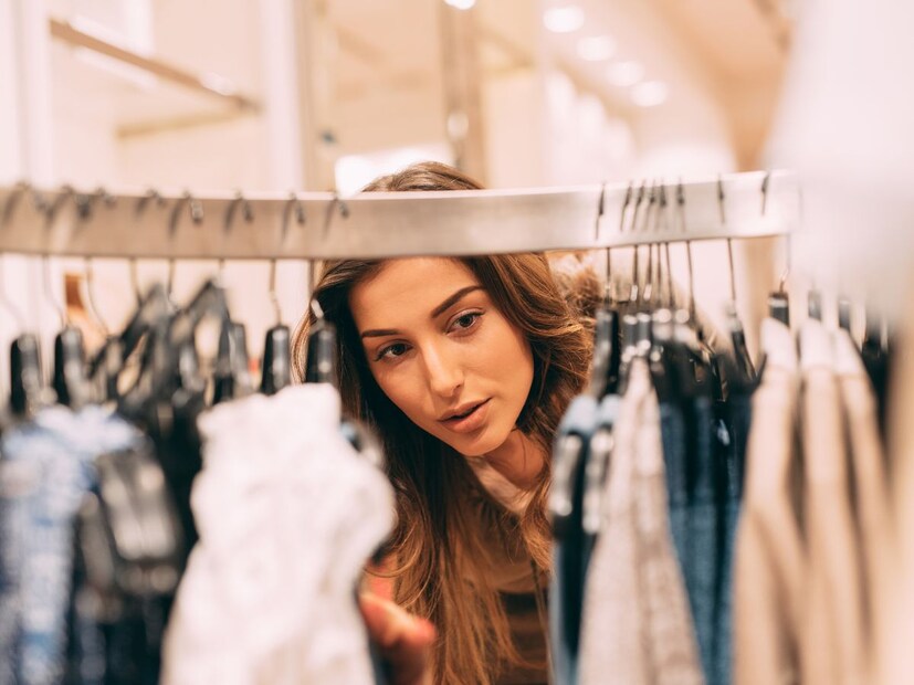 नैतिक ब्रँड्सना प्राधान्य द्या : असे ब्रँड्स निवडा जे आपल्या कामगारांना योग्य वेतन देतात, चांगल्या कामाच्या परिस्थितीत ठेवतात. ब्रँड्सच्या वेबसाइटवर किंवा त्यांच्या 'CSR' रिपोर्टमध्ये याची माहिती मिळते. जे ब्रँड्स उत्पादन प्रक्रियेत पाण्याचा कमी वापर करतात, कमी प्रदूषण करतात आणि कचरा कमी करतात त्यांना प्राधान्य द्या. 