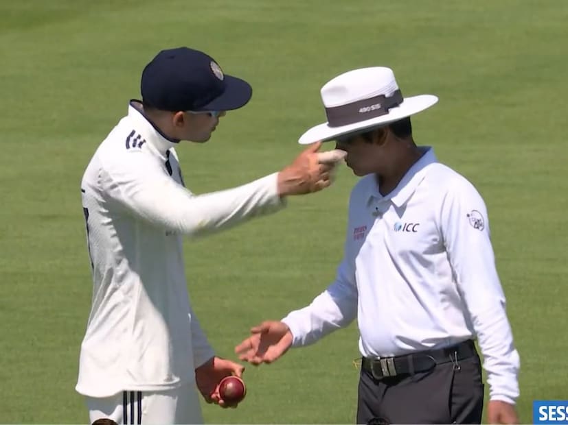 महिलांच्या टेस्ट मॅचसाठी बहुतेकदा तीन अंपायर असतात, जे मॅचचं आयोजन करणारा देश नियुक्त करतो. दुसरीकडे पुरुषांच्या टेस्ट मॅचमध्ये चार अंपायर असतात आणि आयसीसी त्यांना एलिट यादीतून नियुक्त करते. तसंच पुरुषांच्या टेस्टचे पंच हे न्यूट्रल म्हणजेच मॅच खेळणाऱ्या दोन देशांचे नसतात.