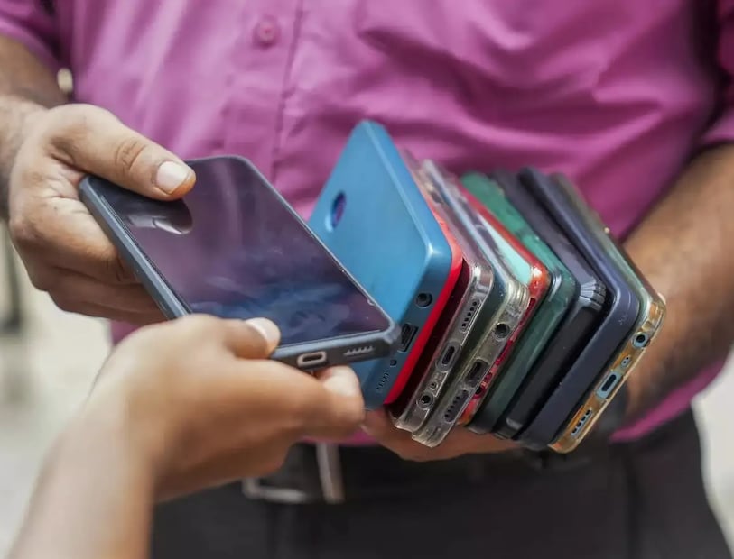 प्रत्येक मोबाईल फोनमध्ये IMEI (इंटरनॅशनल मोबाईल इक्विपमेंट आयडेंटिटी) नावाचा एक अनोखा कोड असतो. फोन ओळखण्यासाठी हा कोड आवश्यक असतो. IMEI नंबर जाणून घेण्यासाठी, तुमच्या फोनच्या डायलरवर *#06# डायल करा. स्क्रीनवर 15-अंकी नंबर दिसेल, हा तुमचा IMEI नंबर आहे.