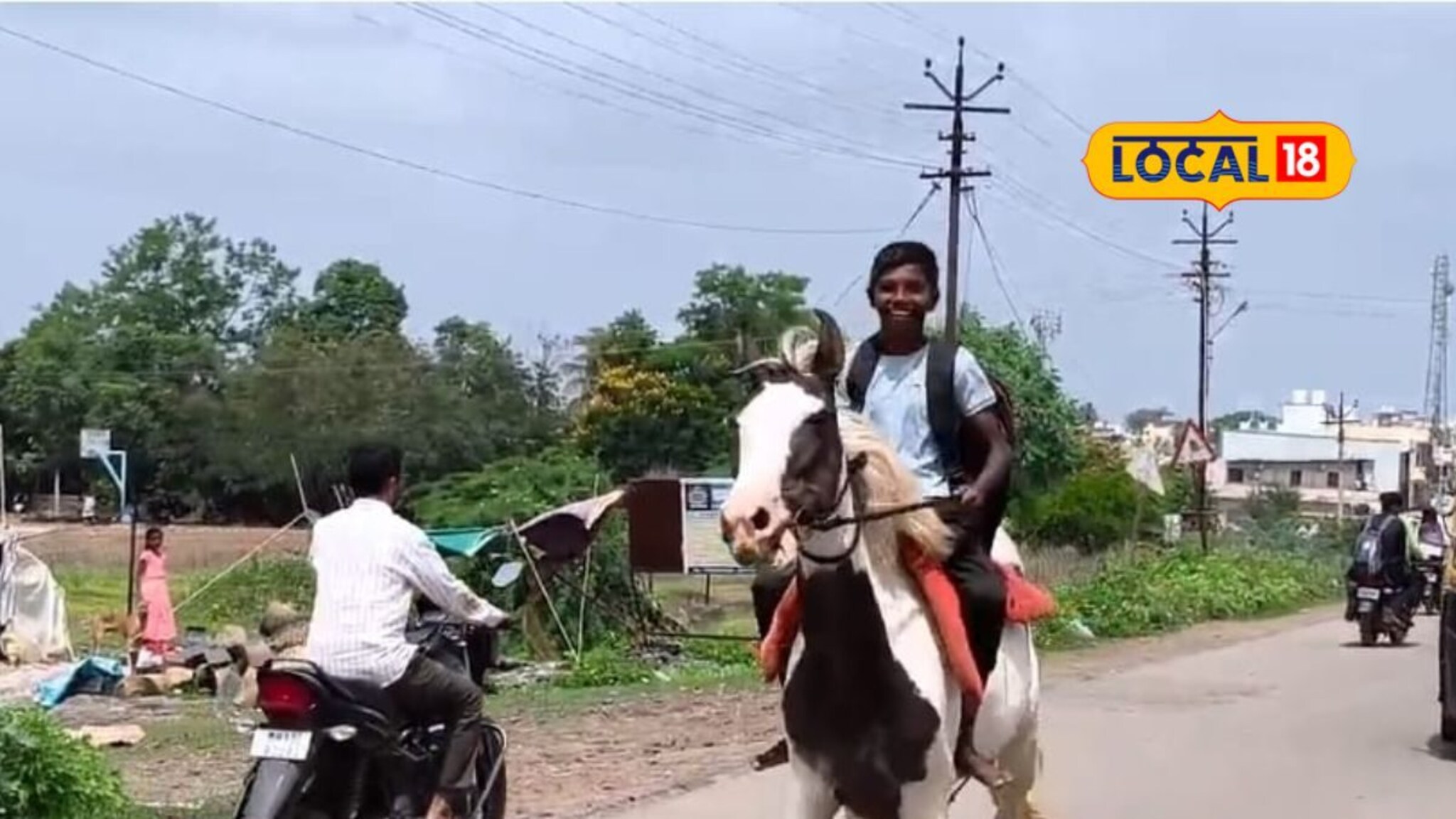 नववीत शिकणाऱ्या विद्यार्थ्याचा नादच खुळा, घोड्यावर बसून रुबाबात जातो शाळेत,Video