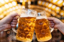 Beer : बिअर पिण्याची परफेक्ट पद्धत, ड्रिंकची मजा होईल दुप्पट, अनेकांना माहितीच नाही