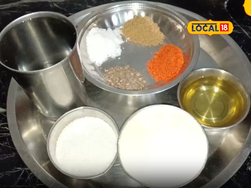 रव्याचे कुरकुरे बनवण्यासाठी लागणारे साहित्य: 1 वाटी रवा, तेल, मीठ, काळे मीठ, चाट मसाला, लाल तिखट, हळद, धने पावडर, पिठी साखर हे साहित्य लागेल. 