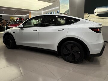 27 लाखांची Tesla कार भारतात 69 लाखांना का विकली जातेय? नेमकी दिसायला कशी? PHOTOS