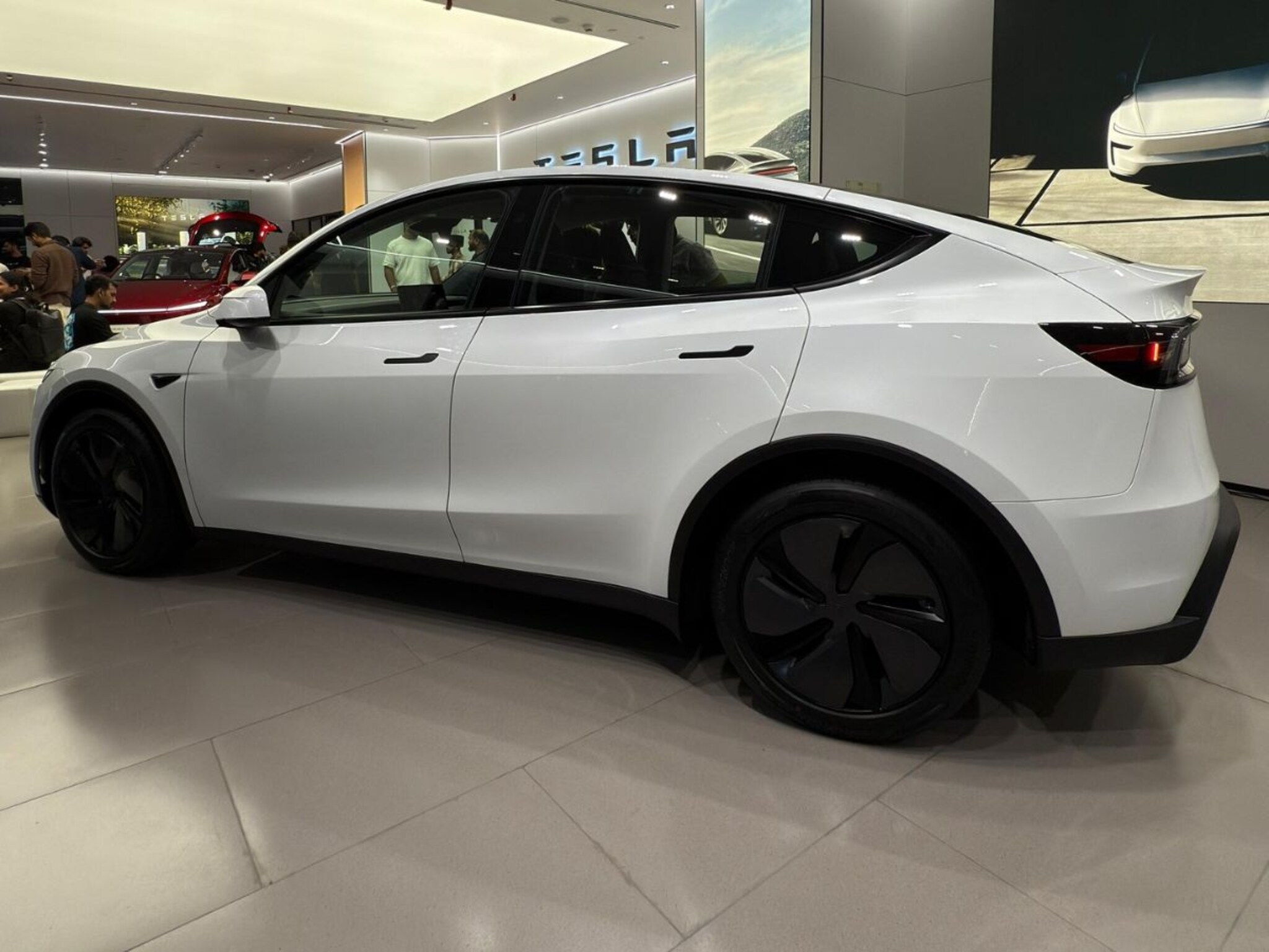 27 लाखांची Tesla कार भारतात 69 लाखांना का विकली जातेय? नेमकी दिसायला कशी? खास PHOTOS