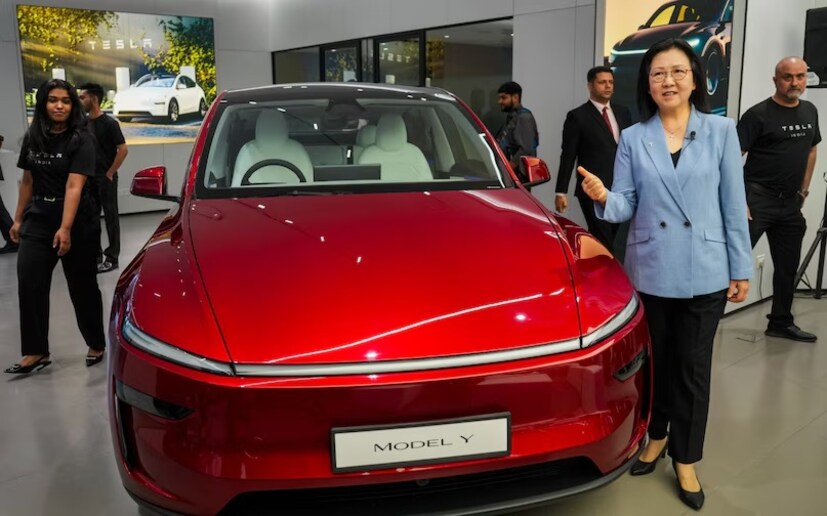 टेस्लासाठी मासिक EMI आणि डाउनपेमेंट - टेस्लाचे मिड-रेंज बेस मॉडेल सध्या 61.07 लाख रुपयांच्या किमतीत उपलब्ध आहे (ऑन-रोड, मुंबई). जर तुम्ही ते EMI वर खरेदी करायचे ठरवले तर तुमचा मासिक EMI सुमारे 85,259 रुपये असेल 
