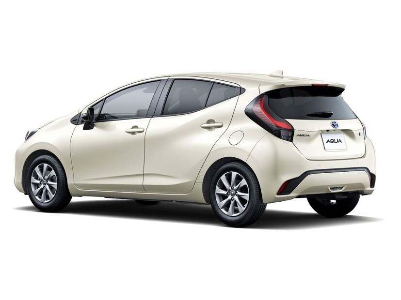     किंमत किती? जपानमध्ये   toyota  aqua hybrid ही विक्रीसाठी उपलब्ध आहे. या कारचं बेस मॉडेल हे जपानी चलन 1,980,000 येन रुपये इतके आहे. भारतीय चलनामध्ये या कारची किंमत ही 1160003 इतकी होते. तर याच कारच टॉपचं मॉडेल हे   जपानी चलन  2,598,000 येन इतकं आहे. जर भारतीय चलनात विचार केला तर १५ लाख रुपये या कारची किंमत होईल. 
  
