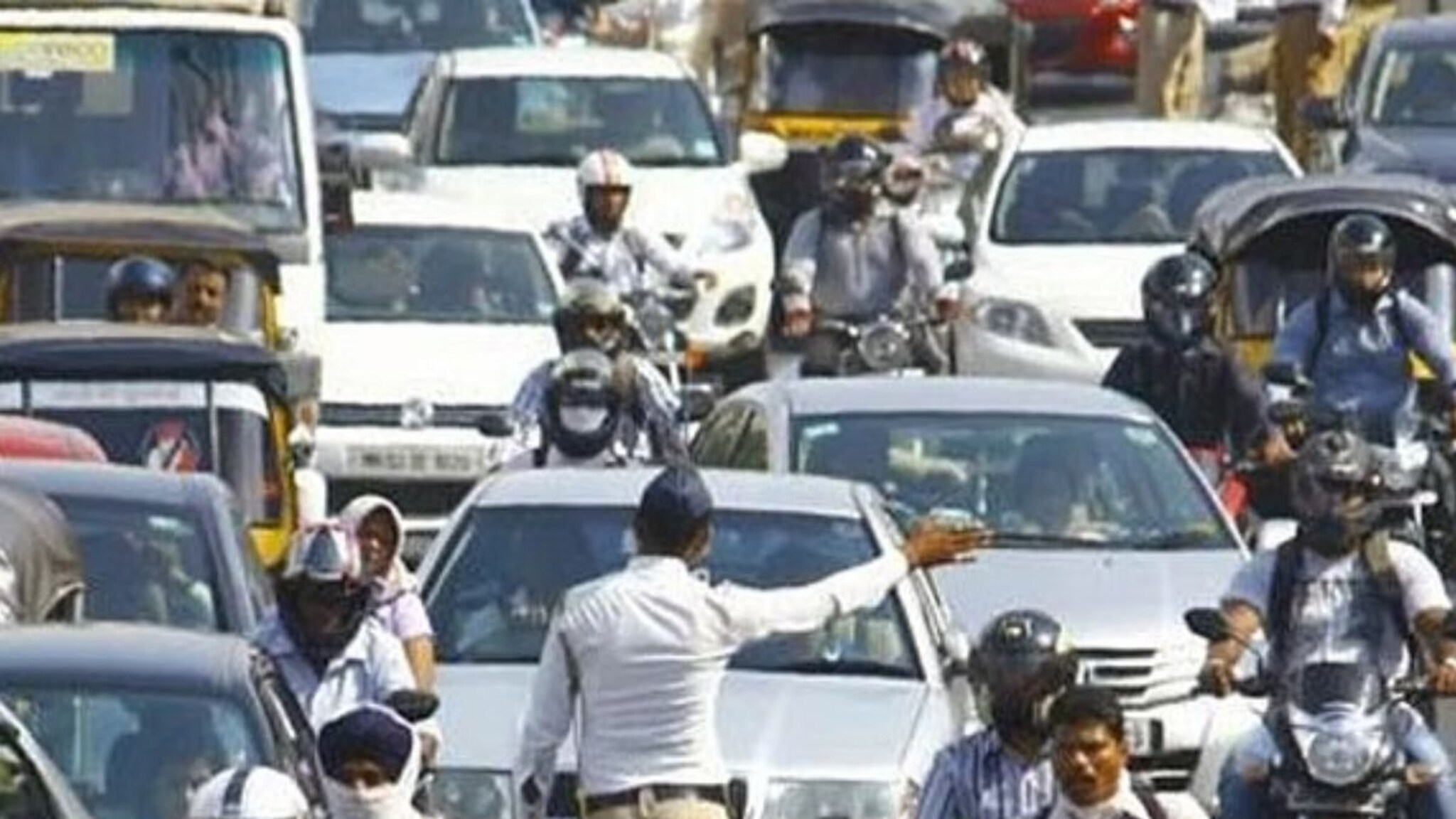 5 सीटर गाडीमध्ये 7 लोक बसले आणि पोलिसांनी पकडलं तर काय कारवाई होईल? तुम्हाला वाहातुकेचा हे नियम माहितीय का?