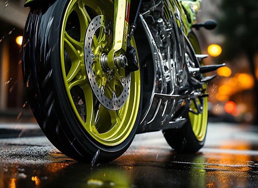 Tubeless Bike Tyres: भारतीय बाजारात सध्या दोन प्रकारचे बाईक टायर्स उपलब्ध आहेत, त्यापैकी एक ट्यूब टायर्स आणि दुसरे ट्यूबलेस टायर्स. अनेकांना असे वाटते की जेव्हा ट्यूब असलेले टायर्स देखील ट्यूबलेस टायर्ससारखेच काम करतात, तर त्यांना अपडेट करण्याची काय गरज आहे. अशा परिस्थितीत, प्रश्न उद्भवतो की जर दोन्ही एकाच प्रकारे काम करतात, तर वेगवेगळे टायर्स का? बहुतेक लोकांना वाटते की ट्यूबलेस टायर्स घेणे म्हणजे पैशांचा अपव्यय आहे, परंतु आज आम्ही तुम्हाला ट्यूबलेस टायर्सच्या फायद्यांबद्दल सांगणार आहोत.