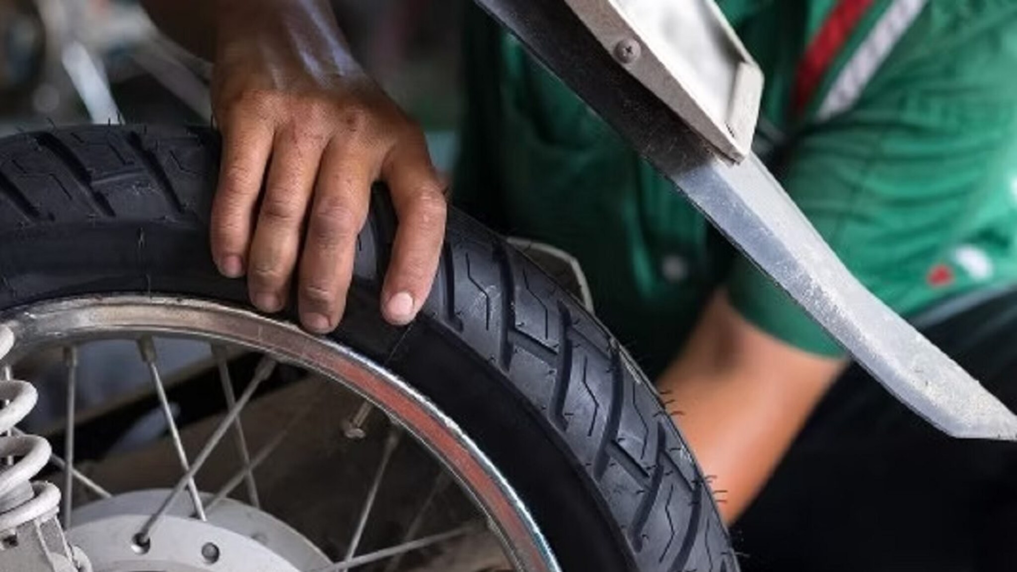 Bike मध्ये Tubeless Tyres लावण्याचे आहेत 4 फायदे! अडचणी होतील दूर