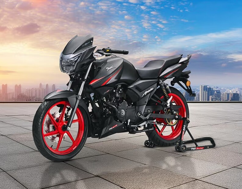 Apache RTR 160 ची फीचर्स : या Apache बाईकला 159cc, एअर-कूल्ड इंजिन मिळते, जे जास्तीत जास्त 15.3 bhp पॉवर आणि 13.9 Nm चा पीक टॉर्क निर्माण करते. भारतीय बाजारात, TVS Apache RTR 160चा सामना Bajaj Pulsar NS 160, Yamaha YZF R15 V3 आणि Suzuki Gixxer SF सारख्या मोटारसायकलींशी आहे.