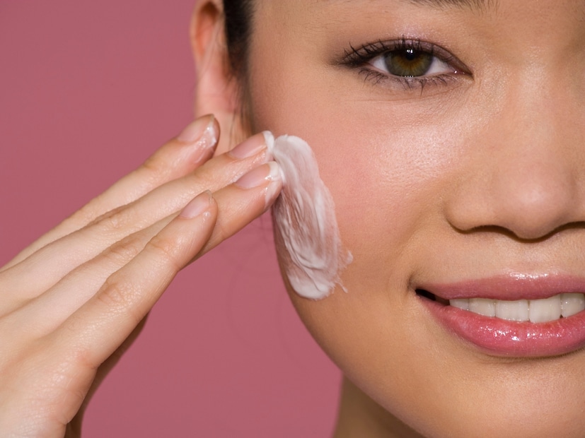  हिवाळ्यात त्वचेत ओलावा नसल्यानं त्वचा कोरडी होते. त्यामुळे त्वचेला मॉइश्चरायझिंग करणं अत्यंत महत्त्वाचं आहे. शहनाज हुसेन यांच्या मते, हिवाळ्यात त्वचेतील ओलावा टिकवून ठेवण्यासाठी, मधात दुधाची साय मिसळून किंवा कोरफडीचा गर मिसळून लावा. यामुळे त्वचेत ओलावा टिकवून ठेवता येतो. याव्यतिरिक्त, कोरड्या त्वचेसाठी, बदाम तेलानं दोन मिनिटं मालिश करा.