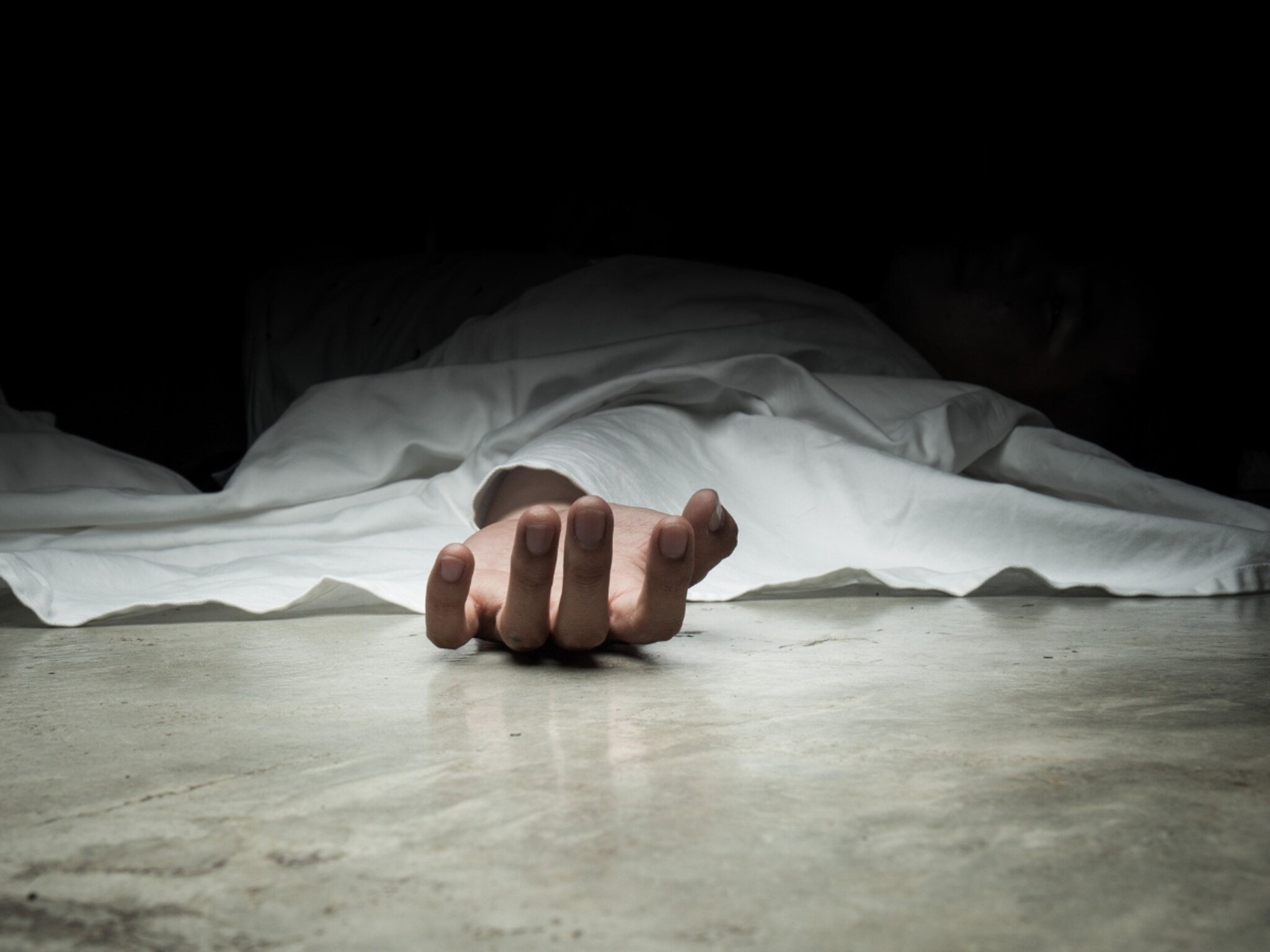 दारूवरून पेटला वाद, रेल्वेरुळावर आपटलं डोकं, एका मिनिटांत 'त्या' भंगारवाल्याचा..