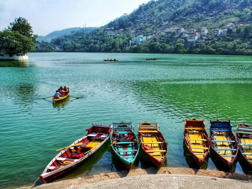  10) नैनिताल, उत्तराखंड: भारतातील एक क्लासिक हिल स्टेशन, नैनिताल ऑगस्टमध्ये थंड हवामान, धुक्याची दृश्ये आणि ताजेतवाने वातावरण देते, जे आरामदायी प्रवासासाठी योग्य आहे.