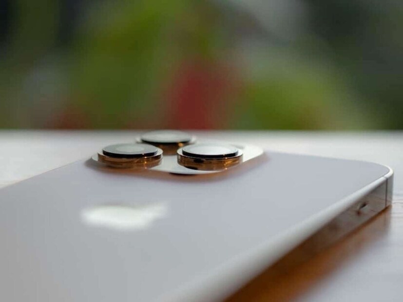 कॅमेरे आणि स्टाइल्स बदला: सेल्फी किंवा व्लॉगसाठी आदर्श, मागील आणि पुढील कॅमेऱ्यांमध्ये स्विच करा (iOS 18.1 किंवा नंतरची आवश्यकता आहे). तुम्हाला अधिक वैयक्तिक किंवा व्यावसायिक लूक देण्यासाठी टोन आणि रंग एडजस्टमेंटसह फोटोग्राफिक शैली बदला.