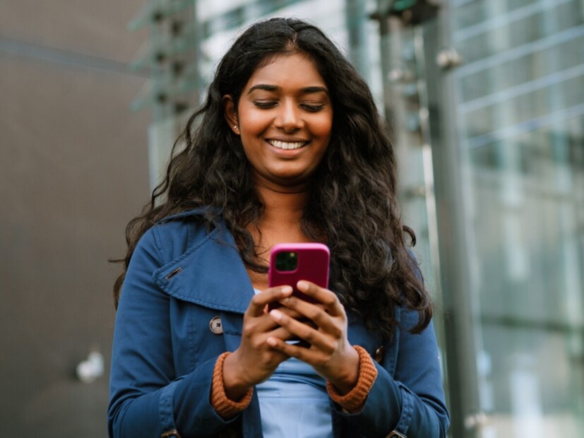 तुमच्या डिव्हाइसवरील बहुतेक अॅप्स एकमेकांशी जोडलेले असतात. त्यामुळे एकदा सुरक्षा उल्लंघन झाले की, तुमचे संपूर्ण डिजिटल जग धोक्यात येऊ शकते. आणि सायबर गुन्हेगार अधिक प्रगत पद्धती विकसित करत असल्याने, संभाव्य हल्ला ओळखणे पूर्वीपेक्षा अधिक कठीण झाले आहे. पण काळजी करू नका, कारण आम्ही तुमच्यासाठी असे काही हॅक आणले आहेत, जे तुमचा फोन सुरक्षित ठेवतील आणि हॅकर्स इच्छित असले तरीही ते तुमच्या फोनमध्ये प्रवेश करू शकणार नाहीत. तुमच्या डिव्हाइसवरील बहुतेक अॅप्स एकमेकांशी जोडलेले असतात. त्यामुळे एकदा सुरक्षा उल्लंघन झाले की, तुमचे संपूर्ण डिजिटल जग धोक्यात येऊ शकते. आणि सायबर गुन्हेगार अधिक प्रगत पद्धती विकसित करत असल्याने, संभाव्य हल्ला ओळखणे पूर्वीपेक्षा अधिक कठीण झाले आहे. पण काळजी करू नका, कारण आम्ही तुमच्यासाठी असे काही हॅक आणले आहेत, जे तुमचा फोन सुरक्षित ठेवतील आणि हॅकर्स इच्छित असले तरीही ते तुमच्या फोनमध्ये प्रवेश करू शकणार नाहीत.