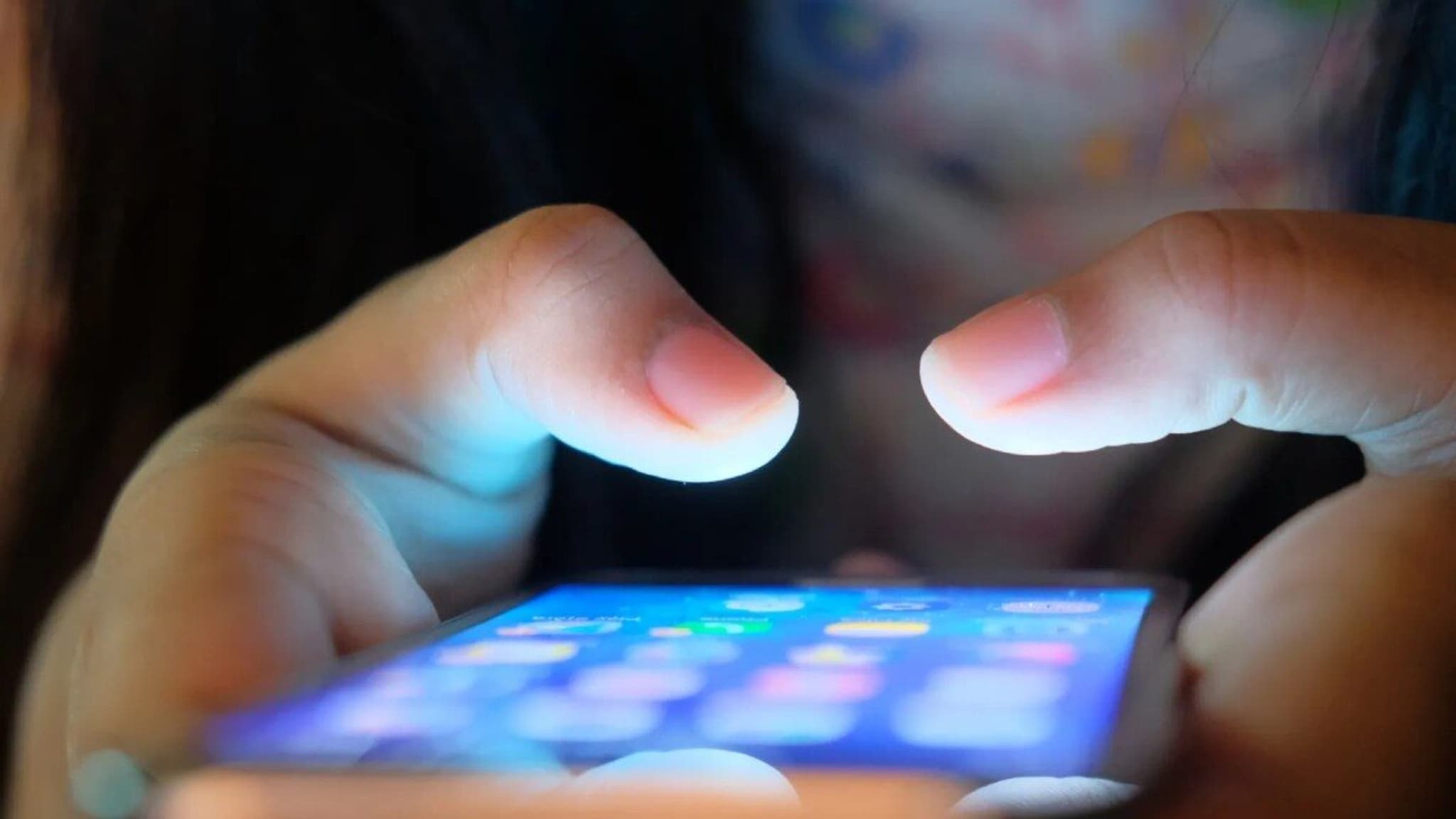 बस्सं! आता फक्त 2 तासच वापरता येणार मोबाईल, प्रशासनाचा मोठा निर्णय