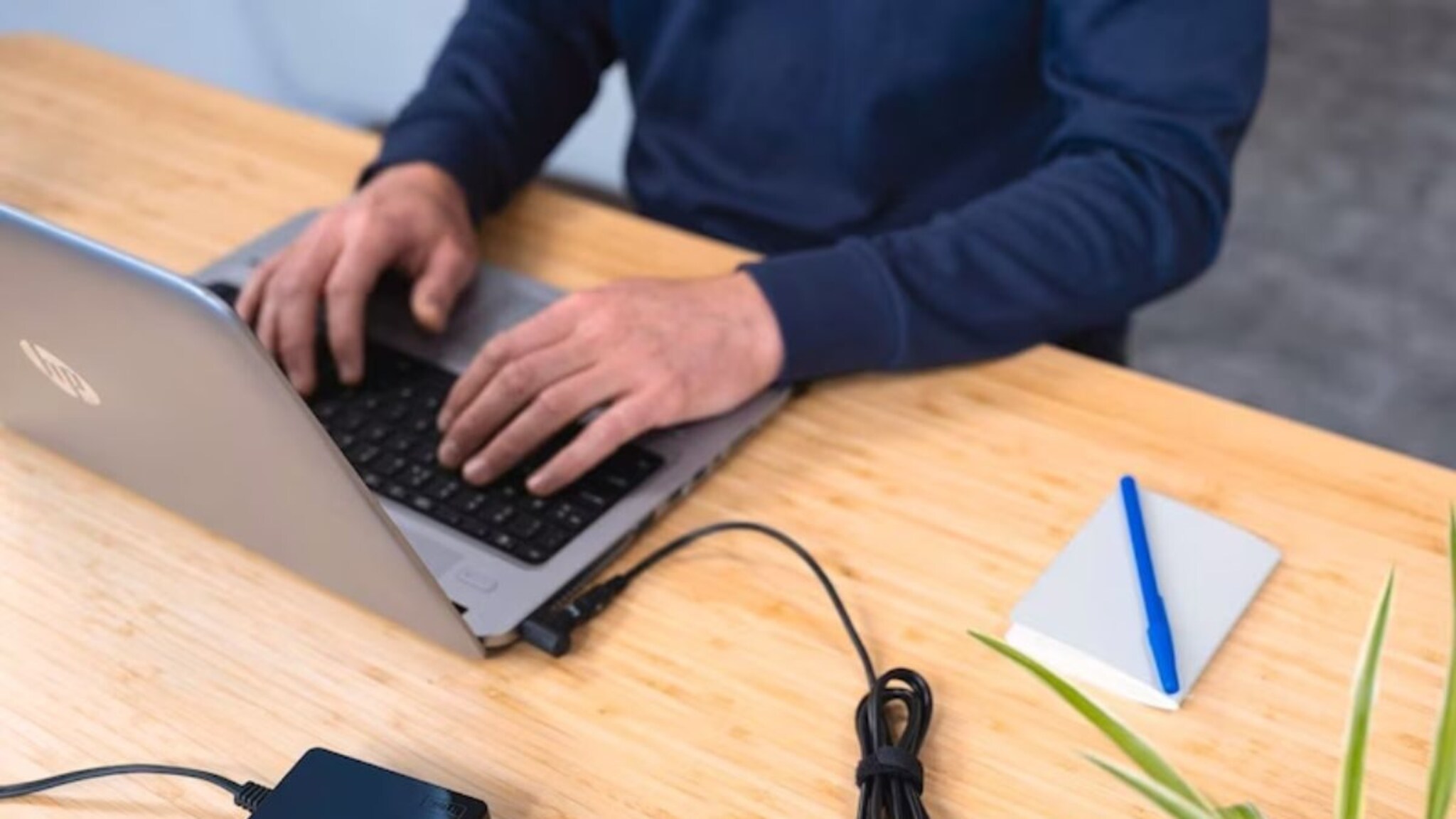 लॅपटॉप वापरताना तुम्हीही 'या' चुका करता? काही दिवसात होईल भंगार