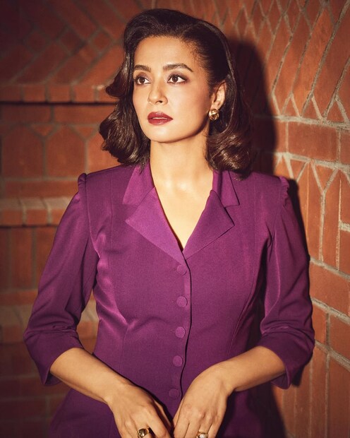 कोणताही लीड रोल न करता, साइड रोलमुळे या अभिनेत्रीने खळबळ उडवली आहे. ओटीटी जगात तर ती खूपच प्रसिद्ध आहे. तिचा कोणताही साइड रोल असो तो चर्चेत असतो म्हणजे असतोच. ही अभिनेत्री नेमकी आहे तरी कोण? याविषयी जाणून घेऊया. 