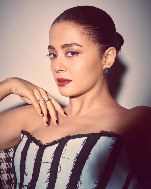 आपण बोलत असलेली ही अभिनेत्री दुसरी तिसरी कोणी नसून सुरवीन चावला आहे. सुरवीन आता प्रेक्षकांसाठी आणखी एक धमाका घेऊन येत आहे. अमेझॉन प्राइम व्हिडिओवर येणारी सुपरनॅचरल हॉरर सीरिज ‘अंधेरा’ 14 ऑगस्टला जागतिक प्रीमियर करणार आहे. राघव दार दिग्दर्शित या मालिकेत सुरवीनसोबत प्रिया बापट, करणवीर मल्होत्रा आणि प्राजक्ता कोळी यांच्याही महत्त्वाच्या भूमिका आहेत.