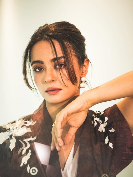 नेटफ्लिक्सच्या मंडला मर्डर्समध्ये, अनन्या भारद्वाजच्या भूमिकेत ती मुख्य पात्र नसूनही तिचा गूढ अंदाज आणि तीव्र अभिनय प्रेक्षकांच्या मनात ठसला. यावर्षी क्रिमिनल जस्टिस सीझन 4 मध्ये तिने सूक्ष्म आणि प्रभावी अभिनय सादर केला. राणा नायडू सीझन 2 मधील तिचा स्क्रीन प्रेझेन्सही प्रभावी ठरला.