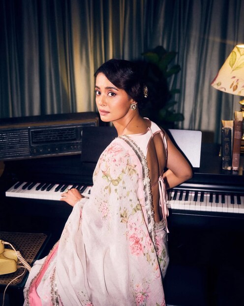 सुरवीन चावलाने अनेक भाषांमध्ये काम करून आपली अष्टपैलुत्व सिद्ध केली आहे. ती तिच्या निर्भिड व्यक्तिमत्त्वासाठी आणि स्पष्ट बोलण्यासाठीही ओळखली जाते.