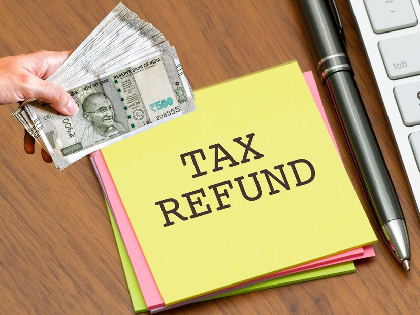 आयटी विभाग कर रिटर्नच्या ई-व्हेरिफिकेशननंतर रिफंड प्रोसेस करतो. सहसा रिफंड तुमच्या बँक खात्यात 20 ते 45 दिवसांच्या आत पोहोचतो. जर सर्व माहिती बरोबर असेल आणि बँक खाते आधीच व्हॅलिडेटेड असेल, तर कधीकधी ते 7 ते 20 दिवसांत देखील येऊ शकते. जर या कालावधीत रिफंड आला नाही, तर करदात्याने विभागाकडून कोणतीही नोटिस किंवा ईमेल आला आहे का ते तपासावे.