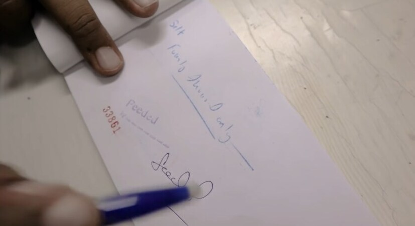 अकाउंट पेई चेक अधिक सुरक्षित आहे. या चेकवर दोन समांतर रेषा (//) आणि 