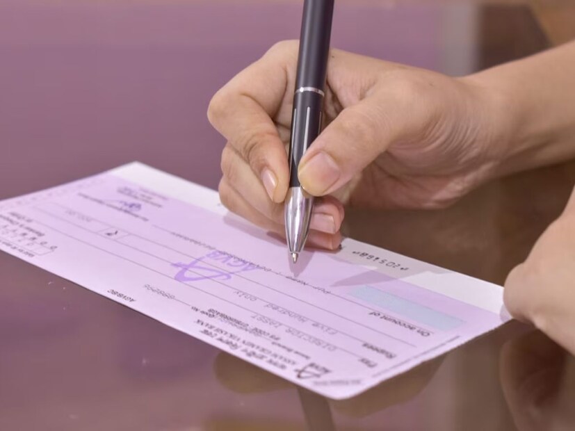 भारतीय रिझर्व्ह बँकेच्या (RBI) नियमांनुसार, बेअरर चेकच्या मागील बाजूस सही करणे अनिवार्य आहे. जर तुम्ही दुसऱ्या व्यक्तीच्या नावाने बेअरर चेक जमा करत असाल, तर बँक तुमची ओळख पडताळण्यासाठी स्वाक्षरी घेते.