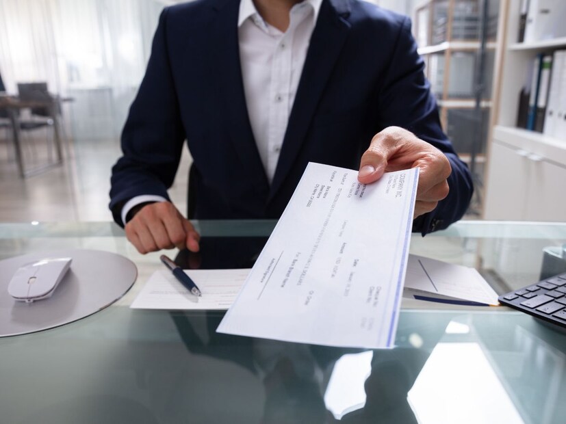 चेकच्या मागील बाजूस असलेली स्वाक्षरी बँकेला खात्री देते की पैसे योग्य व्यक्तीपर्यंत पोहोचले आहेत. ते रेकॉर्डमध्ये व्यवहाराची नोंद करण्यास मदत करते आणि चेक हरवल्यास किंवा गैरवापर झाल्यास धोका कमी करते. चुकीच्या किंवा निष्काळजी स्वाक्षऱ्या तुमचे पैसे धोक्यात आणू शकतात.