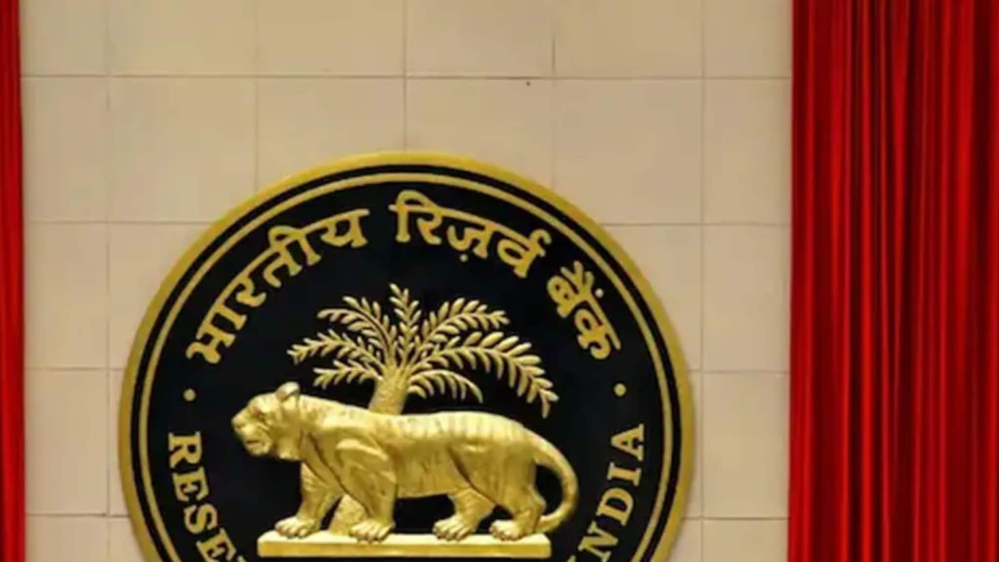 बँकेत अकाउंट असणाऱ्यांसाठी महत्त्वाची बातमी! RBIचे नवे नियम 1 नोव्हेंबरपासून होणार लागू