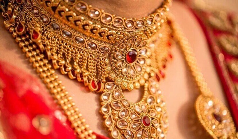 वर्षाच्या अखेरीस यूएस फेडरल रिझर्व्ह व्याजदर कमी करू शकेल. कमी व्याजदरांमुळे डॉलर आणि बाँड कमकुवत होतात आणि गुंतवणूकदार सोने आणि चांदीसारख्या सुरक्षित आश्रयस्थानांकडे वळतात. याव्यतिरिक्त, मोठे गुंतवणूकदार आणि मध्यवर्ती बँका सातत्याने सोने खरेदी करत आहेत आणि एक्सचेंज-ट्रेडेड फंड (ETF) देखील स्थिर आवक पाहत आहेत. या सर्वांमुळे सोने आणि चांदीची मागणी वाढली आहे, त्यामुळे सोन्या चांदीच्या किंमतीत मोठी वाढ झाली आहे.
