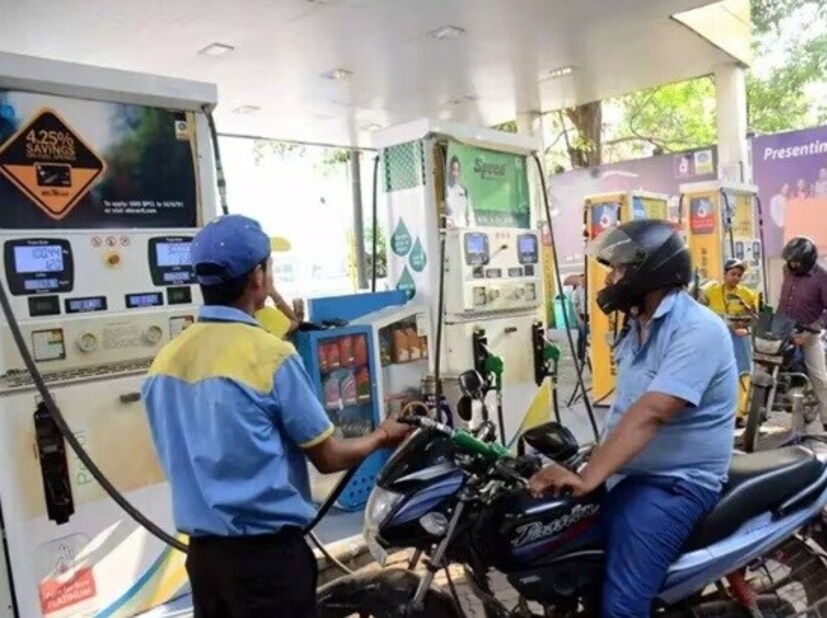 Petrol Pump: तुम्ही दररोज कार किंवा बाईकने ऑफिस किंवा बाजारात गेलात, तर पेट्रोल पंपावर जाणे तुमच्या सवयीचा भाग बनले असेल. तिथे तुम्हाला कर्मचाऱ्याकडून पेट्रोल किंवा डिझेल भरून मिळते आणि तो तुम्हाला मीटरमध्ये शून्य दाखवतो आणि सर्वकाही ठीक आहे असे आश्वासन देतो. तुम्हाला असेही वाटते की ते ठीक आहे, तुम्हाला पूर्ण रकमेचे इंधन मिळाले. पण भाऊ, खेळ इथेच संपत नाही! पेट्रोल पंपावर अनेक वेळा अशी फसवणूक होते, ज्याकडे तुम्ही दुर्लक्ष करता. आज आम्ही तुम्हाला त्याबद्दल सांगतो.