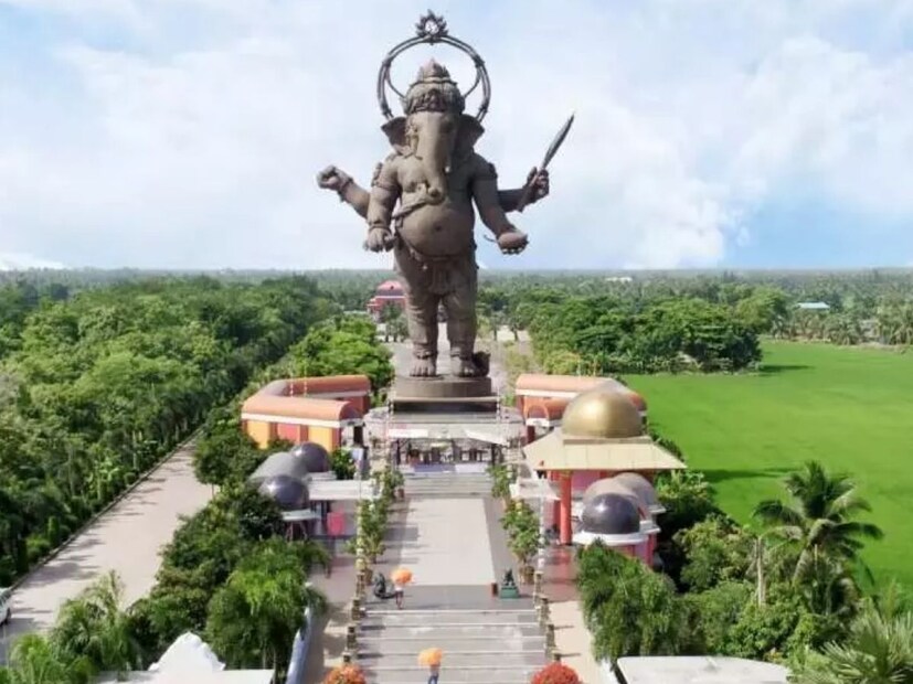 ही मूर्ती नेमकी कुठे आहे? - थायलंडच्या चाचोएंगसाओ प्रांतात असलेली ही भव्य मूर्ती ख्लोंग खुआन गणेश आंतरराष्ट्रीय उद्यानात बांधण्यात आली आहे. या मूर्तीची उंची 39 मीटर असून ही मूर्ती 854 कांस्य तुकड्यांपासून तयार करण्यात आली आहे. ही मूर्ती 40,000 चौरस मीटर क्षेत्रात पसरलेली आहे. या मूर्तीचे बांधकाम सुमारे चार वर्षे चालले होते, ते 2012 मध्ये पूर्ण झाले. ही मूर्ती केवळ वास्तुशिल्पीय चमत्कार नसून थायलंडच्या सांस्कृतिक वारशाचे आणि धार्मिक श्रद्धेचे प्रतीक देखील आहे.
