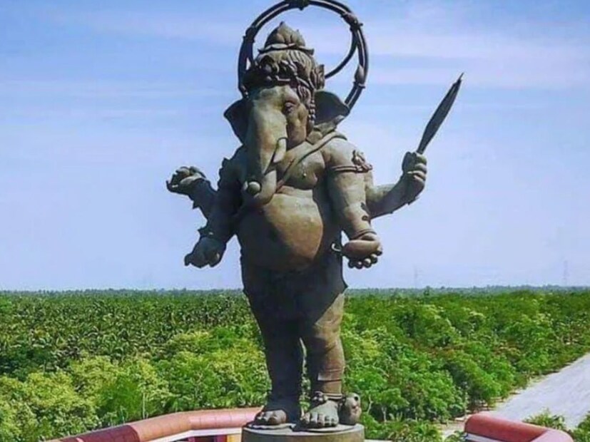 ही मूर्ती थायलंडचे प्रसिद्ध कलाकार पिटक चालेमलाओ यांनी डिझाइन केली आहे. त्यांनी गणेशाच्या चार हातांमध्ये ऊस, फणस, केळी आणि आंबा ही फळे साकारली आहेत. ही फळे समृद्धी, प्रगती आणि आशीर्वादाचे प्रतीक मानली जातात. गणेशाला एक पाऊल पुढे जाताना दाखवलं आहे, ते थाई राष्ट्राच्या विकास आणि सकारात्मक विचारसरणीचे प्रतिक मानले जाते. पुतळ्याच्या डोक्यावरील कमळाचा मुकुट ज्ञानाचे प्रतीक आहे आणि वरच्या बाजूला असलेले 