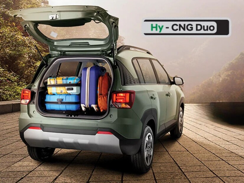 एक्स्टर CNGची किंमत 7.51 लाख रुपये आहे आणि ती 9.53 लाख रुपयांपर्यंत जाते आणि ती 10 प्रकारांमध्ये उपलब्ध आहे - ड्युअल-सिलेंडर आणि सिंगल-सिलेंडर प्रकार. दोन्ही पर्याय 1.2-लिटर 4-सिलेंडर पेट्रोल इंजिनशी जोडलेले आहेत जे 27.10km/kg इंधन कार्यक्षमता प्रदान करते. एक्सटर सीएनजीसाठी गिअरबॉक्स ऑप्शन फक्त 5-स्पीड मॅन्युअल पर्यंत मर्यादित आहेत.