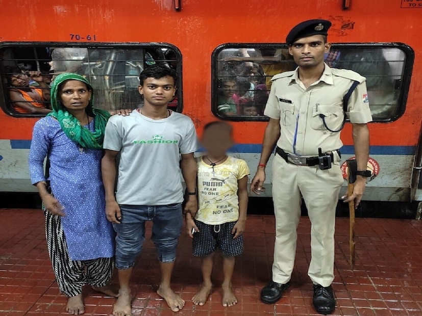 भारतातील रेल्वेमध्ये दरवर्षी अनेक अल्पवयीन मुले हरवतात, पळून जातात किंवा त्यांना तस्करीच्या विळख्यात अडकवले जाते. या पार्श्वभूमीवर रेल्वे सुरक्षा बल (RPF) नेहमीच अशा मुलांचे रक्षण करण्यासाठी आणि त्यांना सुरक्षितपणे पालकांकडे पोहोचवण्यासाठी सतत प्रयत्न करत असते. भारतातील रेल्वेमध्ये दरवर्षी अनेक अल्पवयीन मुले हरवतात, पळून जातात किंवा त्यांना तस्करीच्या विळख्यात अडकवले जाते. या पार्श्वभूमीवर रेल्वे सुरक्षा बल (RPF) नेहमीच अशा मुलांचे रक्षण करण्यासाठी आणि त्यांना सुरक्षितपणे पालकांकडे पोहोचवण्यासाठी सतत प्रयत्न करत असते.