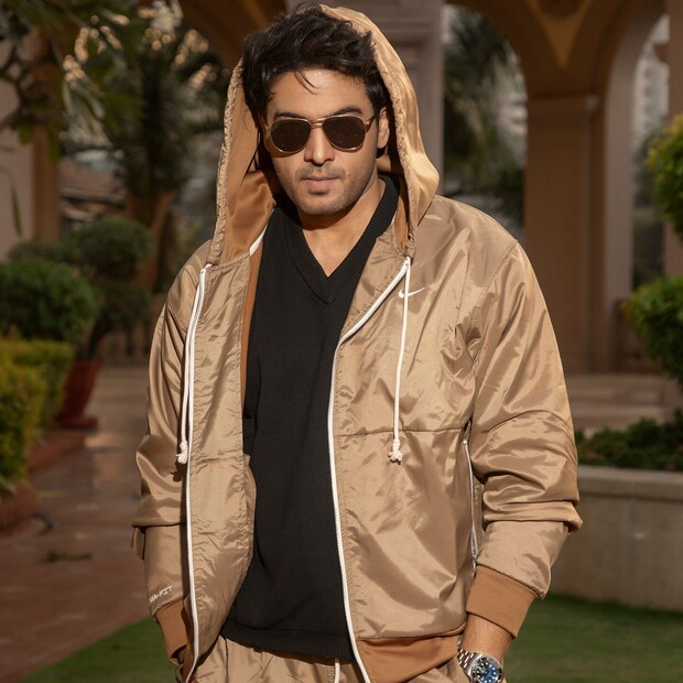  फराह खान म्हणाली, "यावेळी मला वाटतेय की, हा शो गौरव खन्नाचा बनत चालला आहे. कारण प्रत्येकजण त्याच्याविरुद्ध गँग बनवत आहे. तो या सर्व गोष्टींचा खूप चांगल्या प्रकारे सामना करत आहे. तो सन्मानाने खेळतोय, शिवीगाळ करत नाहीये आणि खूप चांगला खेळ खेळत आहे."