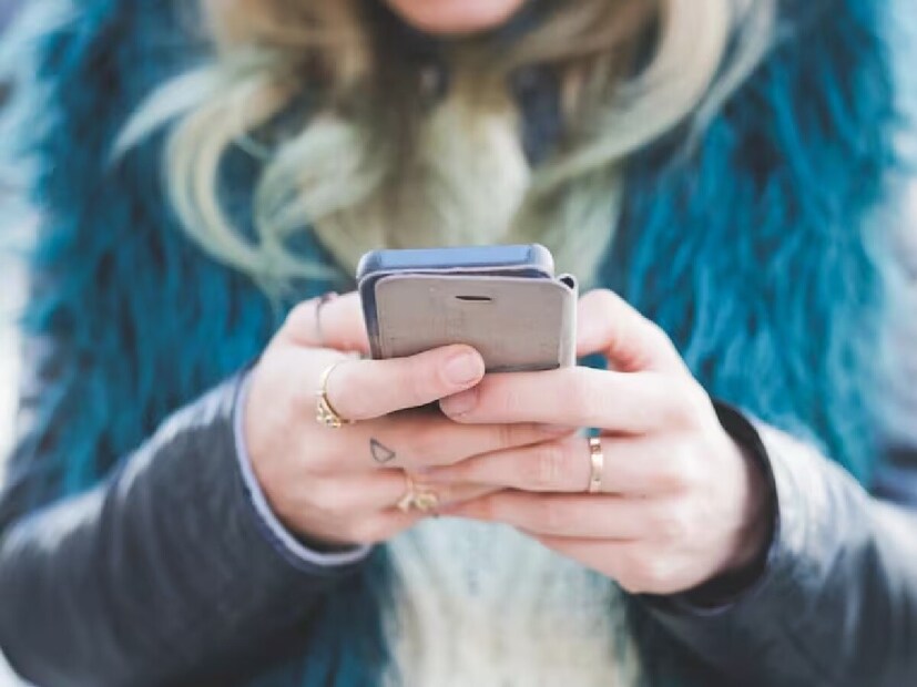 व्हिडिओ क्वालिटी कमी करा- आजकाल व्हिडिओ पाहणे हा डेटाचा सर्वात मोठा वापर आहे. जर तुम्ही YouTube, Instagram किंवा OTT प्लॅटफॉर्मवर हाय-क्वालिटीचे (1080p/4K) व्हिडिओ पाहिले तर डेटा खूप लवकर संपेल. म्हणून, त्याऐवजी, 480p किंवा 720p क्वालिटीत व्हिडिओ पाहा. यामुळे पिक्चर क्लिअर राहील आणि डेटा देखील वाचेल.