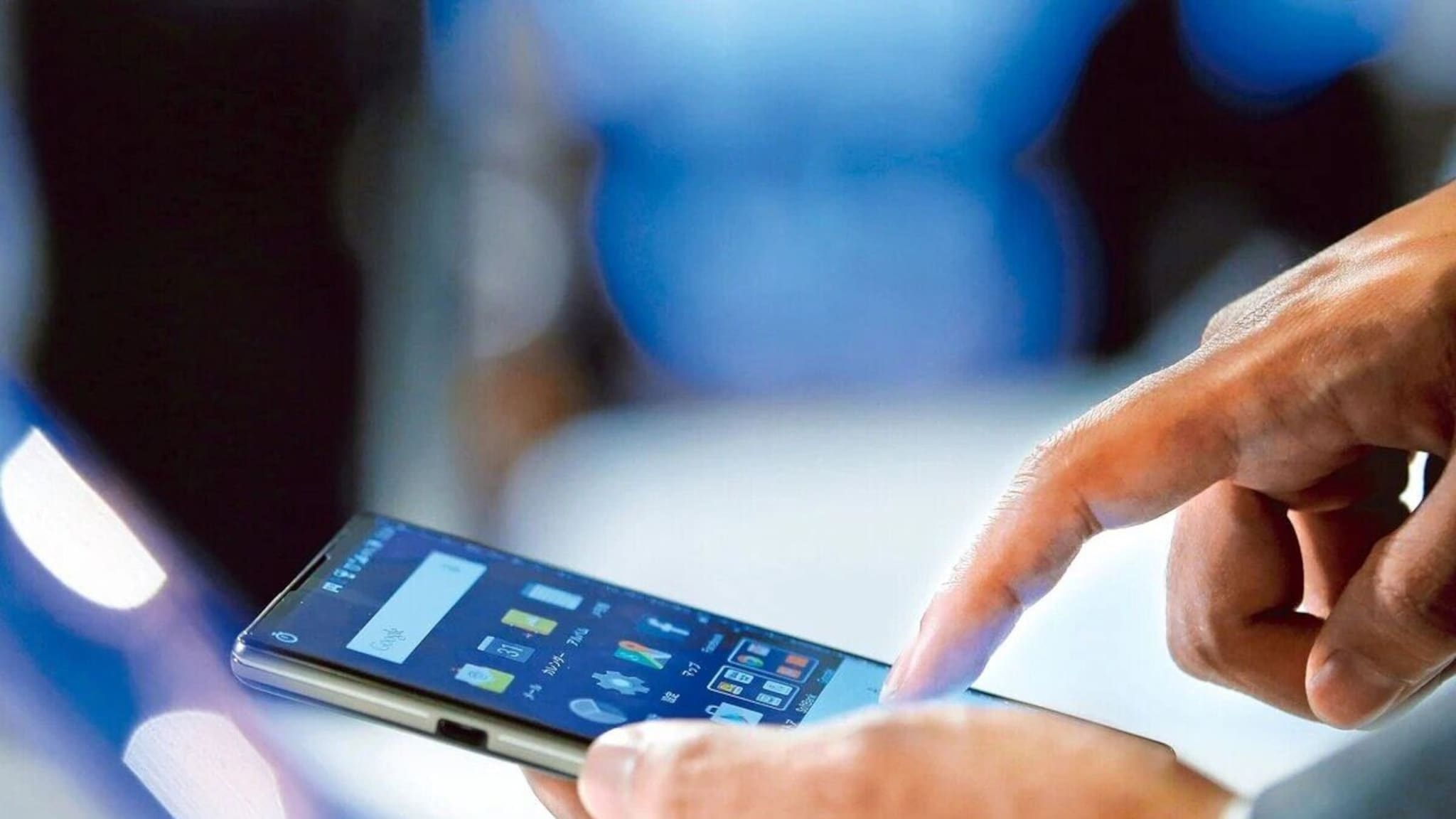 मोबाईल यूझर्स सावधान! या 3 सवयीमुळे खराब होतो तुमचा स्मार्टफोन