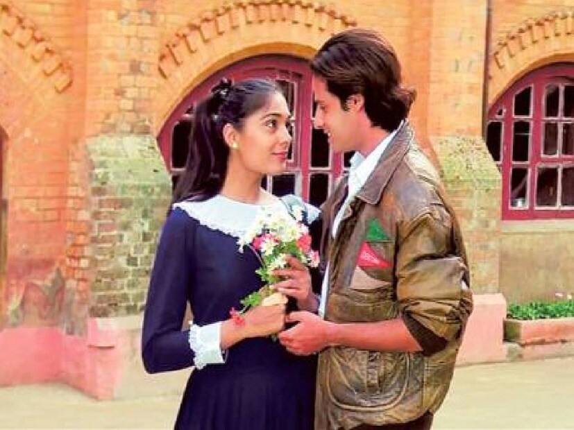 'नजर के सामने, जिगर के पास', 'धीरे धीरे से मेरी जिंदगी में आना', 'एक सनम चाहिए आशिकी के लिए', 'अब तेरे बिन जी लेंगे हम' ही आशिकी सिनेमातील सुपरहिट आणि एव्हरग्नीन गाणी आहेत.  कुमार सानू आणि अनुराधा पौडवाल यांच्या आवाजातील या गाण्यांनी प्रेक्षकांना प्रेमात पाडलं. आजही ही गाणी तितक्यात आवडीनं लोक ऐकताना दिसतात.  