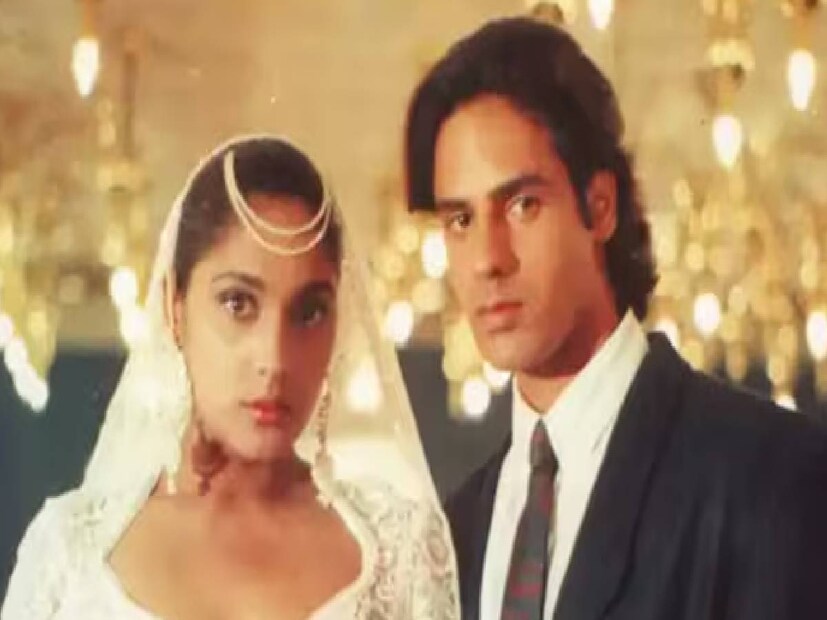 आशिकी हा सिनेमा 1990 साली रिलीज झाला होता. त्या वर्षी सर्वाधिक चाललेल्या सिनेमांपैकी आशिका हा सिनेमा होता. आशिकी हा सिनेमा त्याच्या रोमँटीक गाण्यांसाठीही ओळखला गेला. आशिका हा सिनेमा ऑल टाइम ब्लॉकबस्टर्स सिनेमांपैकी एक आहे.  त्या काळी तरुण असलेले देवेंद्र फडणवीस हे स्वतः आशिकीच्या गाण्यांचे मोठे चाहते आहेत. विशेष म्हणजे त्यांना आजही कुमार सानू, उदित नारायण यांच्या आवाजाचे आणि गाण्यांचे ते फॅन आहेत.  