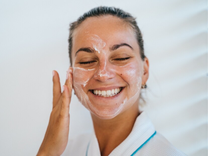  तेलकट त्वचा (Oily Skin) : बाहेरून तेलकट वाटणारी त्वचा आतून कोरडी असू शकते. अशा त्वचेसाठी व्हिटॅमिन सी आणि सेरामाइड्स असलेले लोशन किंवा हायड्रेटिंग जेल उत्तम ठरतात.