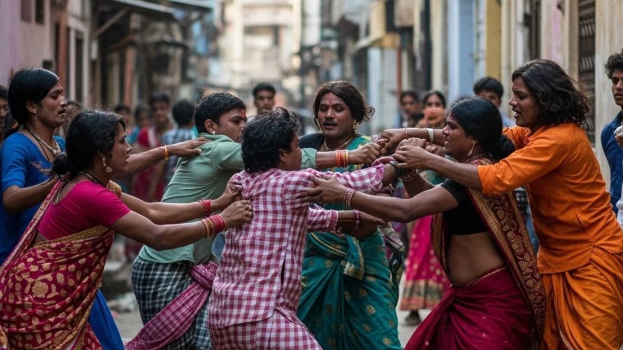 हाण की बडीव! 2 तृतीयपंथींच्या गटात तुफान हाणामारी; पोलिसांच्याही अंगावर गेले...