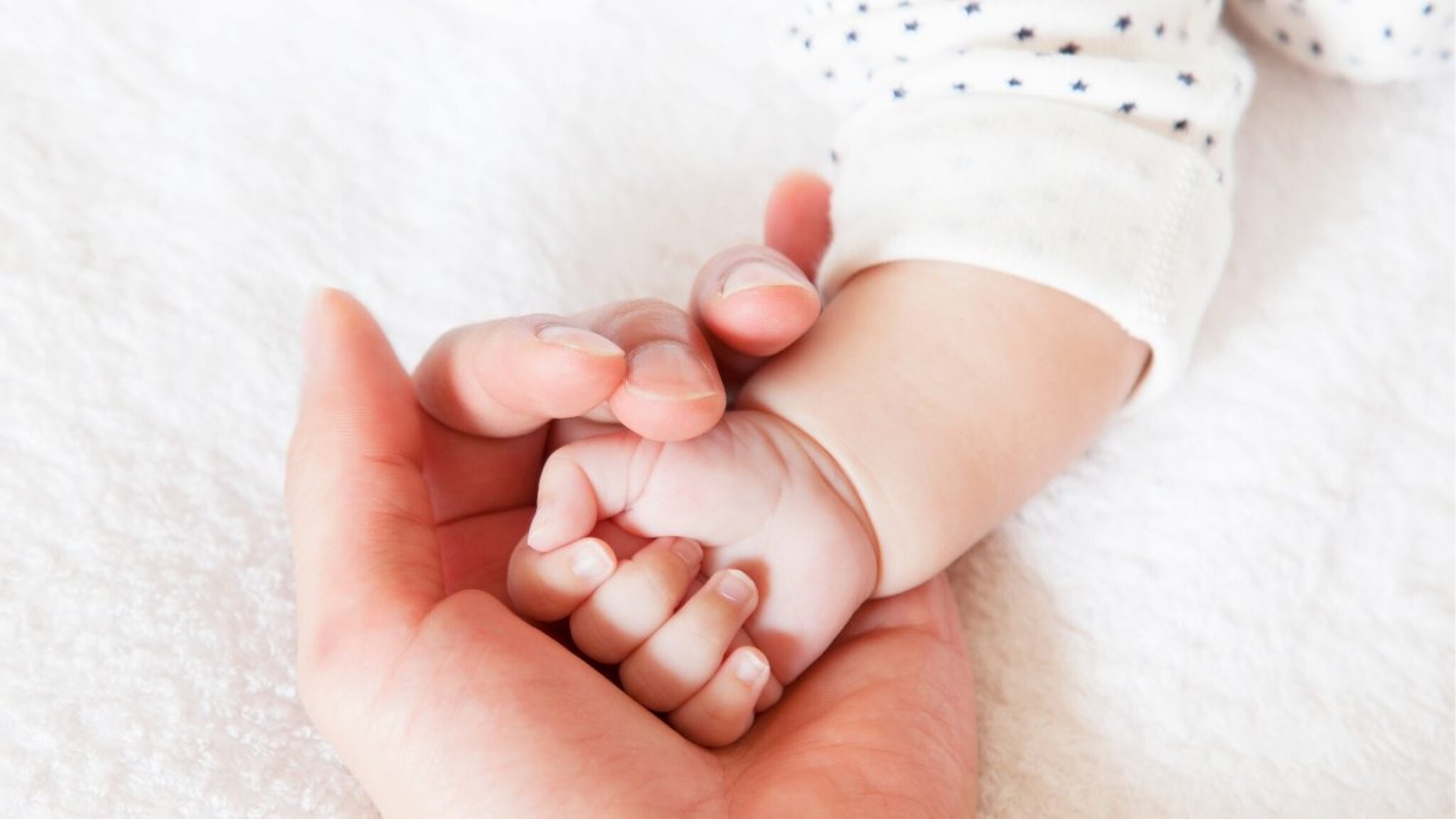 फुफ्फुसात दुधाची उलटी अडकली अन् 20 दिवसांची चिमुकली जिवानिशी गेली; डाॅक्टर म्हणतात...