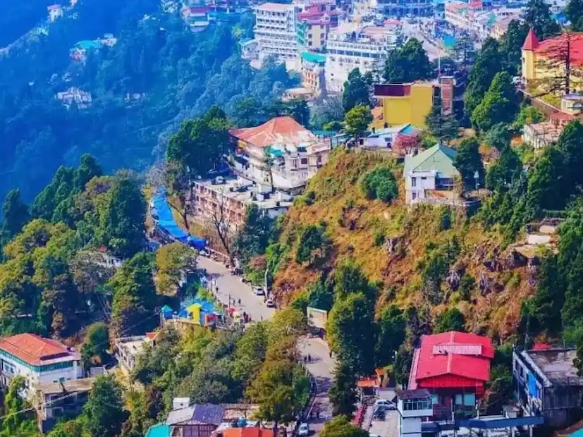  3) मसुरी, उत्तराखंड : 'पर्वतांची राणी' मसुरी ऑगस्टमध्ये जादुई वाटते. इथे हलका पाऊस असतो, पण एकूण हवामान आल्हाददायक राहते. मॉल रोडवरील कॅफे आणि लँडूरची वसाहत हे मुख्य आकर्षण आहे.