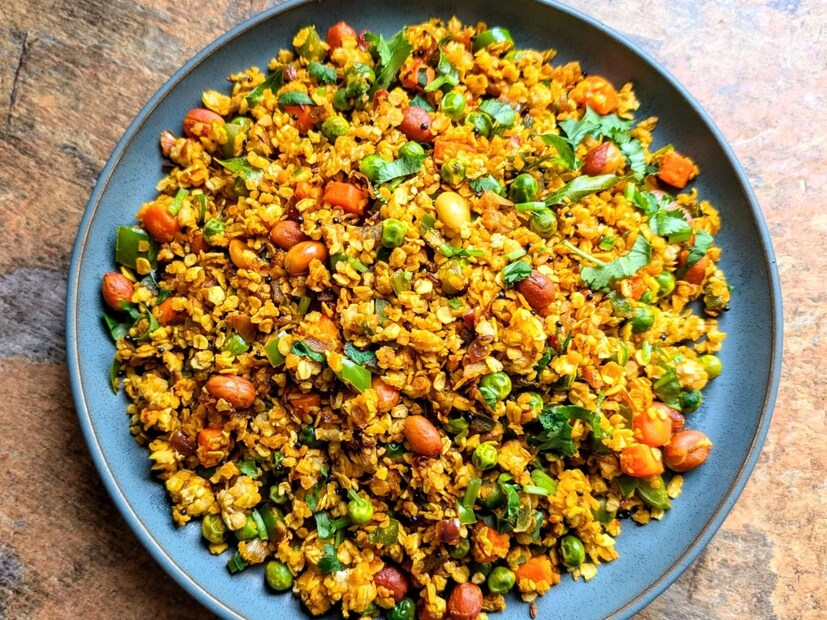  सोमवार - ओट्स पोहा : आठवड्याची सुरुवात हलकी आणि पौष्टिक करण्यासाठी ओट्स पोहा हा उत्तम पर्याय आहे. यात भरपूर फायबर असल्याने पोट बराच वेळ भरलेले राहते आणि वजन नियंत्रणात ठेवण्यासही मदत होते.