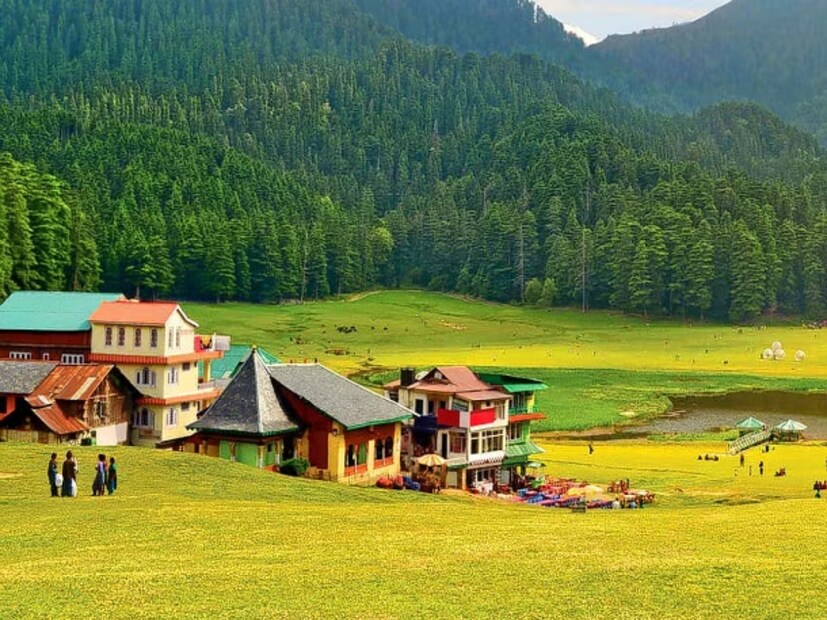  5) डलहौसी, हिमाचल प्रदेश : औपनिवेशिक वास्तुकलेसाठी प्रसिद्ध असलेले डलहौसी शांत आणि सुंदर आहे. इथे पाइन आणि देवदार वृक्षांच्या सान्निध्यात ताजी डोंगराळ हवा अनुभवता येते.
